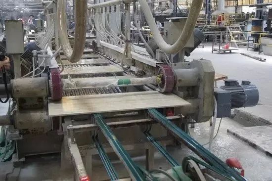 潔匠凈化·的凈工業(yè)除臭劑_陶瓷廠異味大、被投訴，潔匠現(xiàn)場(chǎng)抽取廢氣做檢測(cè)、研制有效除臭劑！