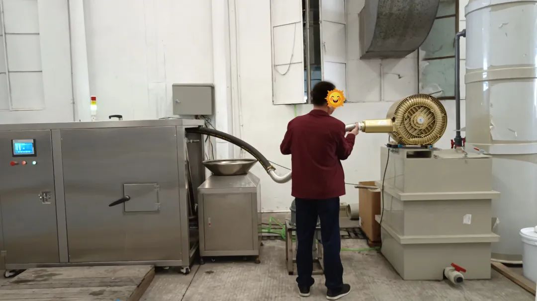 餐廚垃圾處理設備結合<a href='/' style='color: blue;' target='_blank'>工業(yè)除臭劑</a>實現(xiàn)系統(tǒng)除臭.jpg